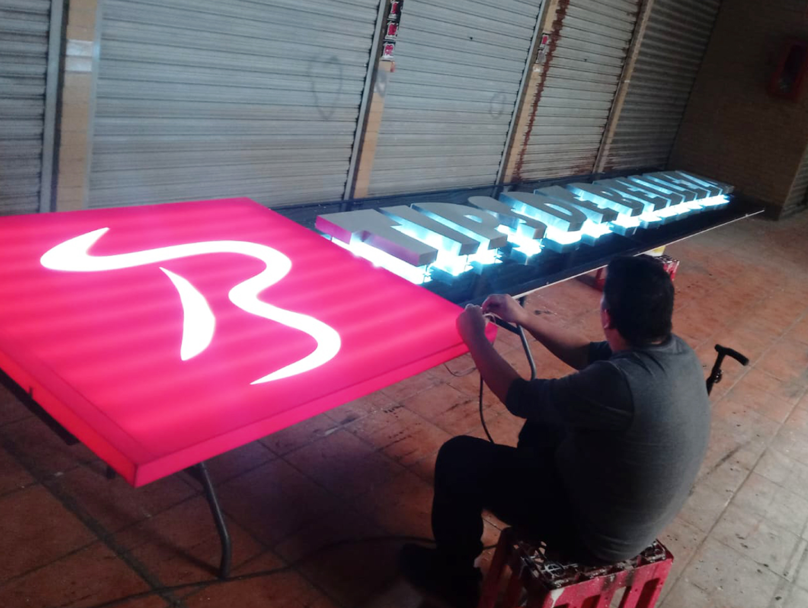 anuncio luminoso 3d en acrilico para negocios