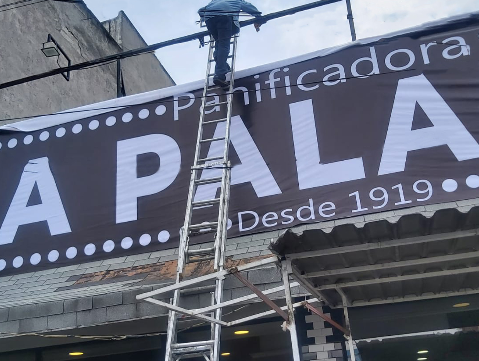 impresion en gran formato e instalación de lona para negocio