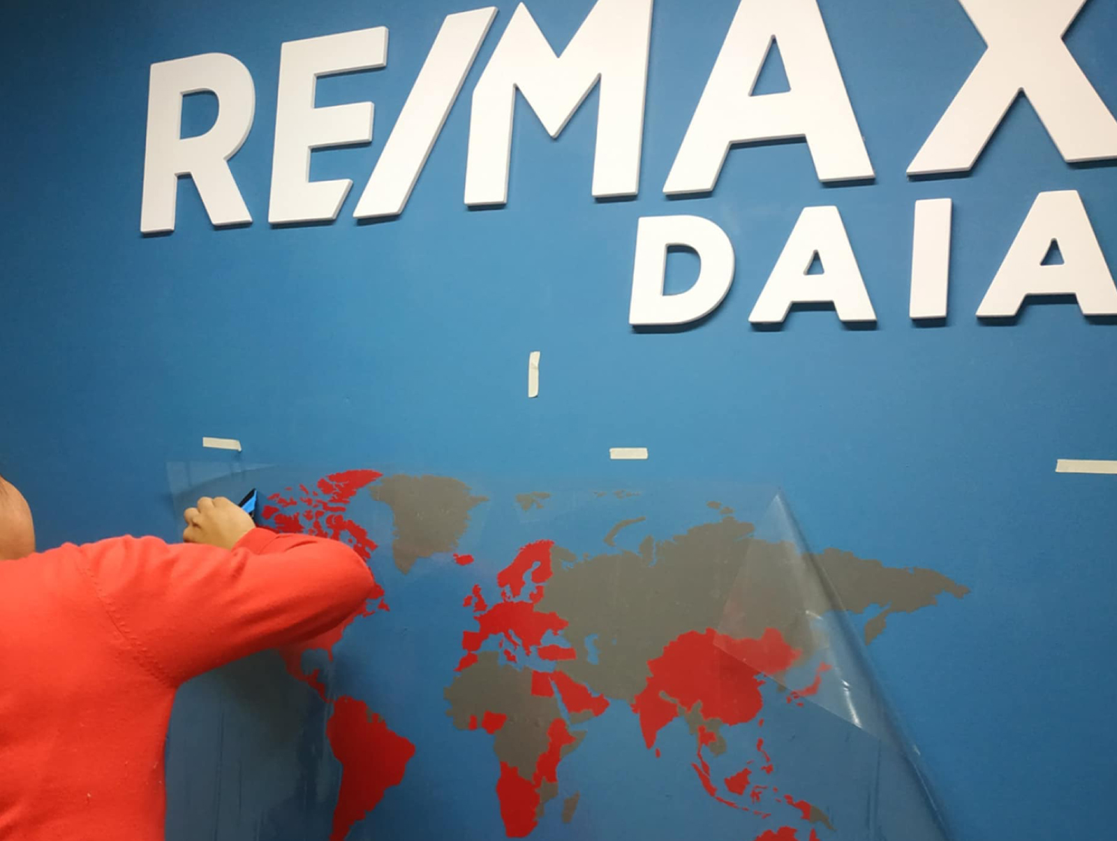 instalación de vinil y letras 3d en acrilico