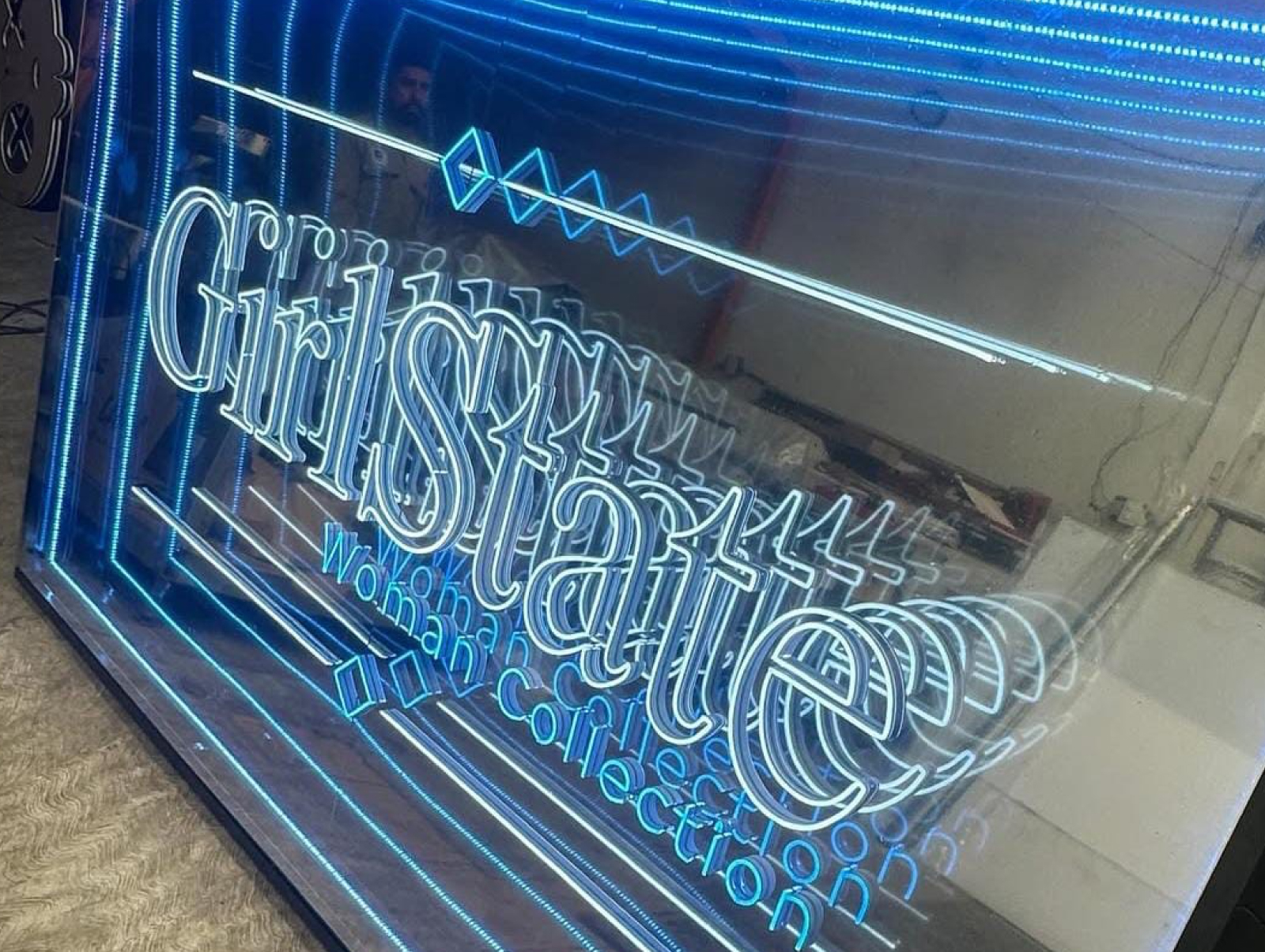 letrero luminoso con efecto de espejo infinito y luces LED en acrilico de alta calidad.