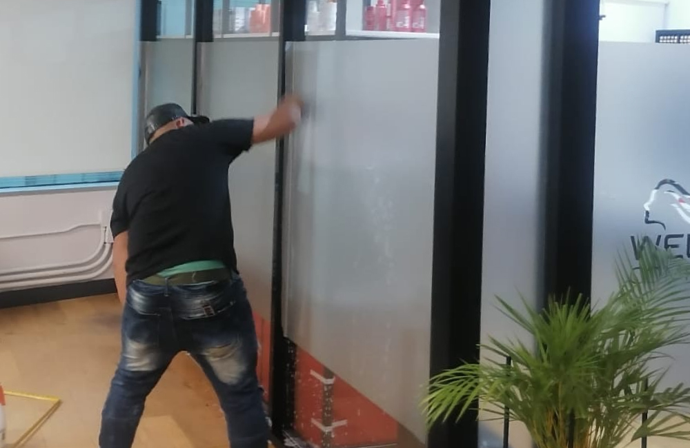 instalación de vinil esmerilado para empresa