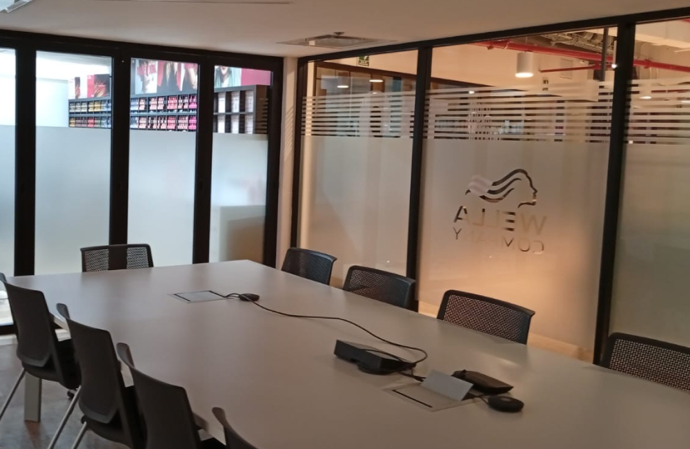 instalación de vinil esmerilado para empresa