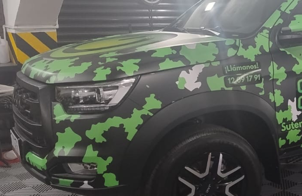 Instalación de Rotulación Automotriz en CDMX por Visual Impact.