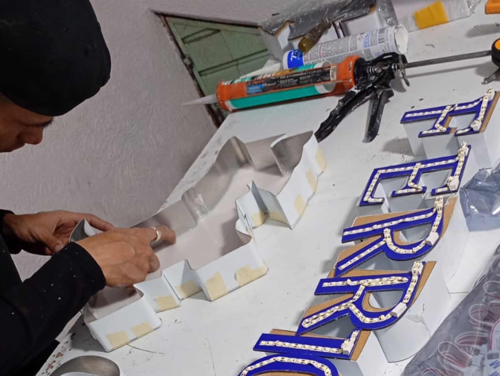 letras 3D tipo block con frente de vinil personalizado para oficinas y señalética interior.