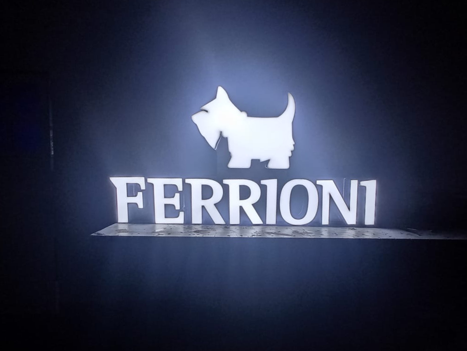 letras 3D tipo block con frente de vinil personalizado para oficinas y señalética interior.