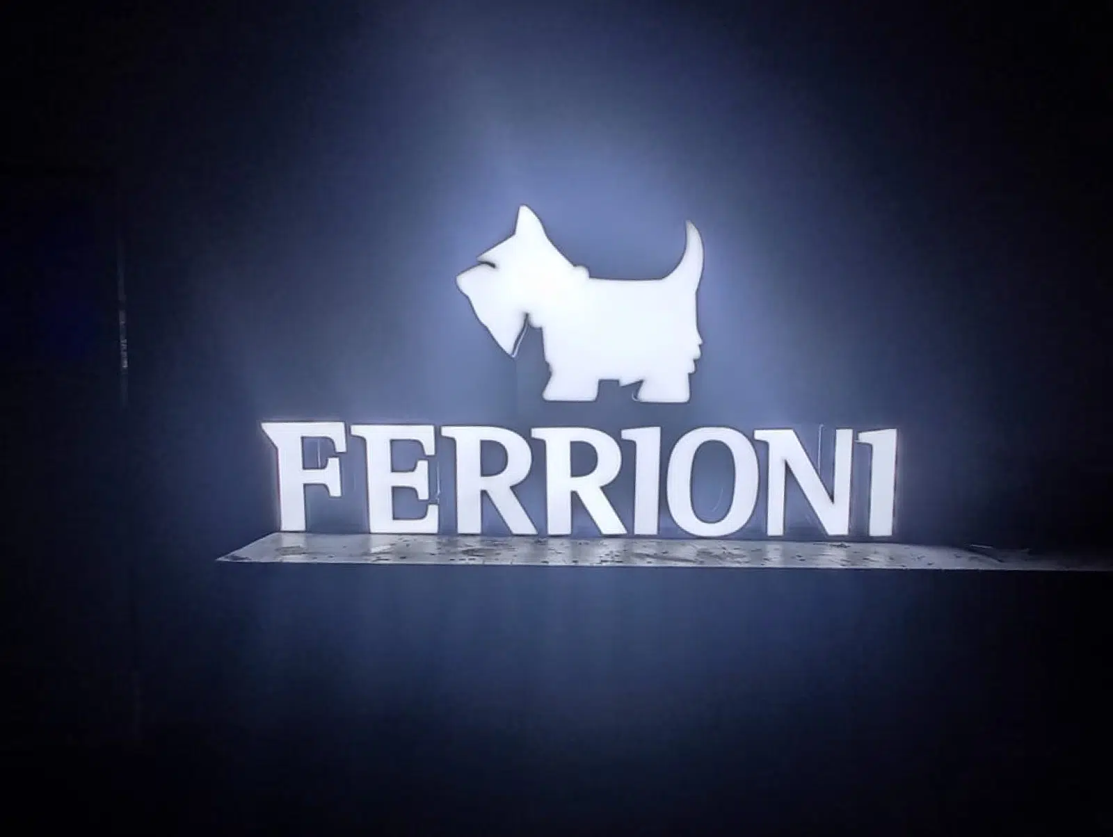 letras 3D tipo block con frente de vinil personalizado para oficinas y señalética interior.