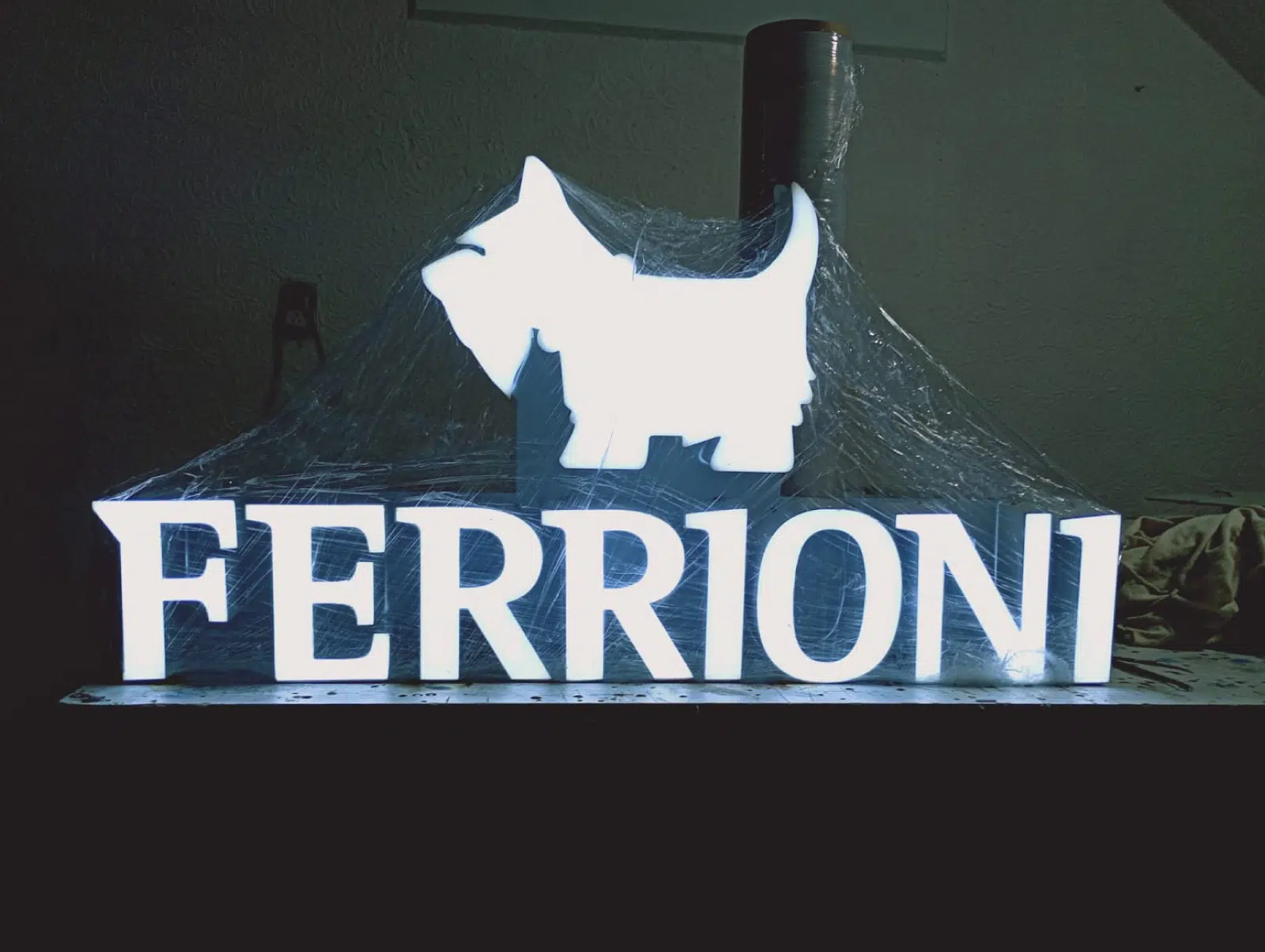 letras 3D tipo block con frente de vinil personalizado para oficinas y señalética interior.