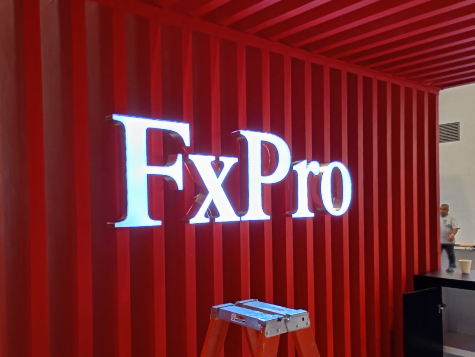 letras 3D tipo block con frente de vinil personalizado para oficinas y señalética interior.