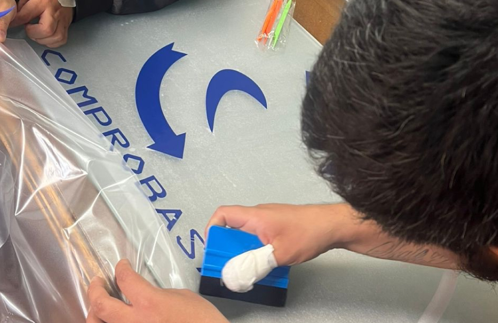 instalación de vinil esmerilado para empresa