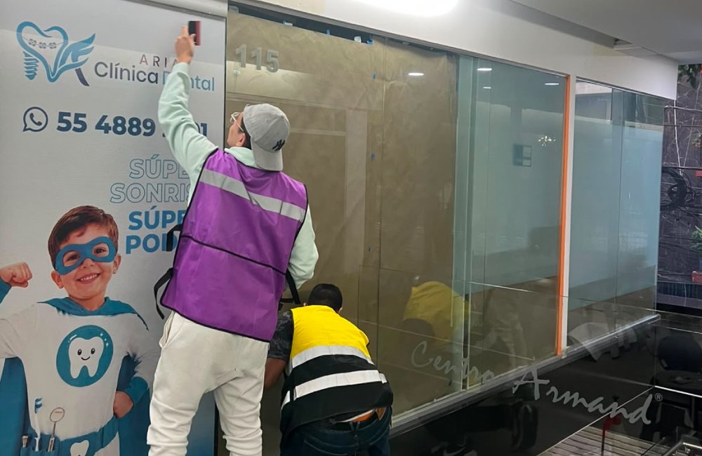 instalación de vinil microperforado para empresa