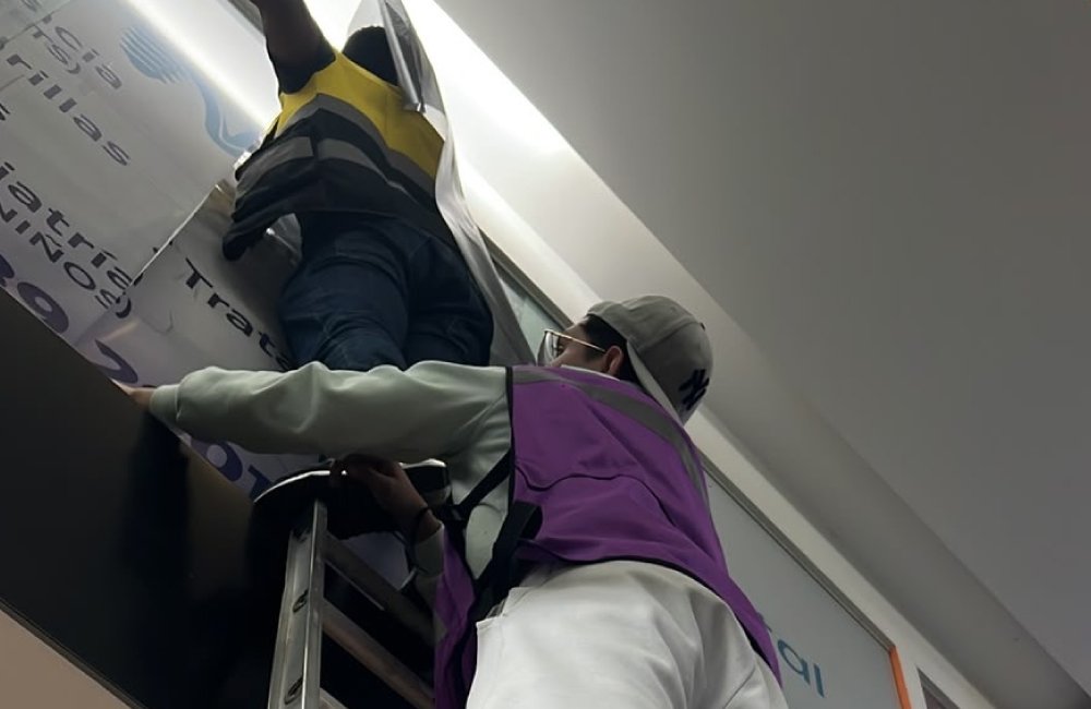instalación de vinil microperforado para empresa